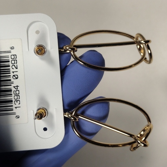 Sculptural Gold Loop Earrings – Interlocking Oval Drop Design Fashion Jewelry - Picture 10 of 10